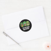 String Beans Grappige Plantaardige Pun Donker BG Ronde Sticker (Envelop)