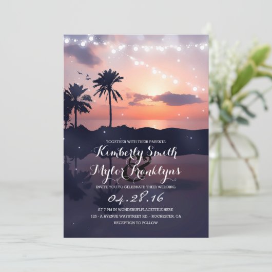 String Lights Beach Palms Sunset Wedding Kaart (Staand voorkant)