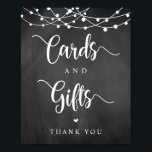 String Lights, Chalkboard Wedding Cards en Gifts Poster<br><div class="desc">Dit bewerkbare trouwbord,  met prachtige kalligrafie "Kaarten en cadeaus" in bijtend boerderij,  snaarlichten,  houtoplossingsthema,  is het perfecte trouwdecor voor je speciale dag.</div>