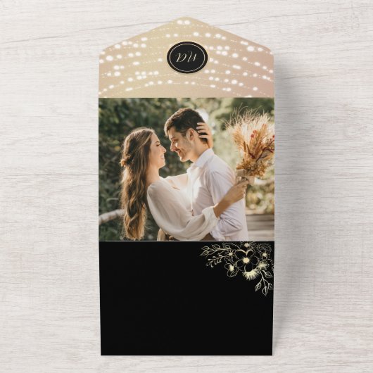 String Lights Goud en zwart Monogram Bruiloft All In One Uitnodiging (Buitenkant)
