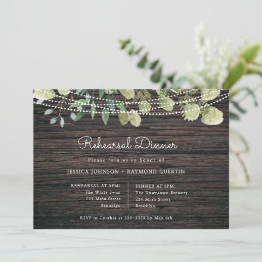 String Lights Greenery Rehearsal Dinner Invitation Kaart (Staand voorkant)