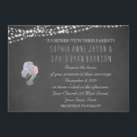 String Lights Mason Jar Chalkboard Wedding Invite Kaart<br><div class="desc">Unieke weddenschap met gloeilampen 's avonds, moeraspot vol met zachte hydrangea-bloemen, een label van het krijt met bruid- en bruinkoolinitialen, allemaal op een achtergrond van het krijt. Zie, ook, andere passende punten in mijn "collectie van de Lichten van het Koord van de Weddenschap Mason Jar Hydrangea Chalkboard", hieronder. Gebruik het...</div>