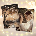 String Lights op Tree Romantic Country Wedding Kaart<br><div class="desc">Verlicht uw speciale dag met de String Lights Romantisch Country Wedding-ontwerp, dat rustieke charme combineert met de warme gloed van sprookjesachtige lichten. Dit concept bevordert een intieme sfeer, ideaal voor koppels die waarde hechten aan eenvoud en romance. Belangrijke kenmerken zijn onder andere straatlantaarns die elegant zijn gedrapeerd op eiken bomen,...</div>