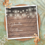 String Lights Rustic Barn Wood Elegant Script Servet<br><div class="desc">Een stijlvol ontwerp met  koordlichten en de namen van het gelukkige paar die in een elegant manuscript boven hun speciale datum op een rustic houten paneelachtergrond worden geplaatst. Ideaal voor bruiloften,  verlovingen en verjaardagsfeestjes. Ontworpen door: Thisnotme©</div>