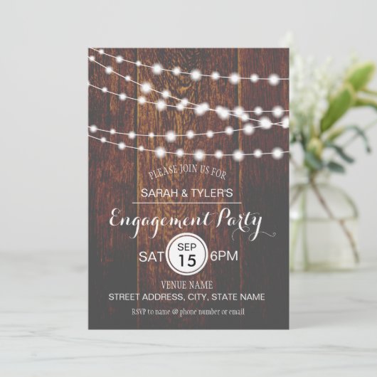 String Lights Rustic Wood Engagement Party Uitnodi Kaart (Staand voorkant)