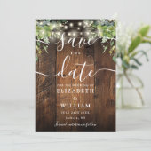 String Lights Rustiek Hout Groen Foto Huwelijk Save The Date (Staand voorkant)