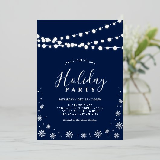String Lights & Snowflakes | Moderne feestdag Folie Uitnodiging (Staand Voorkant)
