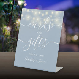 String Lights Stoffige Blauwe Script Kaarten en ge Reclamebord Met Voetstuk