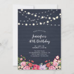 String Lights & Wood | Floral Adult Birthday Party Kaart<br><div class="desc">Viel een speciale dag met dit bijtende hout   bloederige verjaardagsuitnodiging. Dit ontwerp is voorzien van stijlvolle snaarlichten en bloembouquet op een donkerblauwe houten textuurachtergrond. U kunt de tekst en de doopvonten aanpassen aangezien u wilt. Meer passende uitnodigingen en partijbenodigdheden zijn beschikbaar in mijn winkel BaraBomDesign.</div>