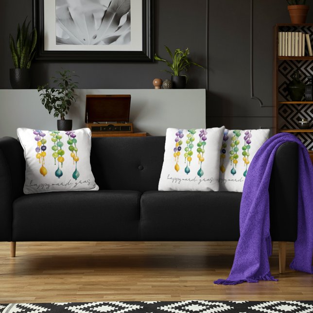 Strings van Mardi Gras Kralen in Waterverf Kussen (Mardi Gras beads and Happy Mardi Gras typography on festive throw pillows for Shrove Tuesday. )