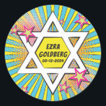 Stripboek Bar Mitzvah Star of David Ronde Sticker<br><div class="desc">Uniek en leuk pop art stripverhaal Star of David Bar Mitzvah envelop zegel of gunst sticker. Dit stripverhaal Bar Mitzvah gepersonaliseerde sticker is gemodelleerd naar een stripverhaal zoals je zou zien in de stripsectie van een krant of wat je zou zien in superheldenstripboeken. Het is gedaan in de pop art...</div>