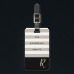Striped Adventure wacht op  Monogram Bagagelabel<br><div class="desc">Moderne en chic,  deze bagage kenmerkt klassiek zwart en geelbruin,  aanpasbaar monogram met tekst die het avontuur wacht. Voeg u naam en adres aan de rug voor een echt gepersonaliseerd bagagelabel toe.</div>