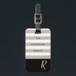 Striped Adventure wacht op  Monogram Bagagelabel<br><div class="desc">Moderne en chic,  deze bagage kenmerkt klassiek zwart en geelbruin,  aanpasbaar monogram met tekst die het avontuur wacht. Voeg u naam en adres aan de rug voor een echt gepersonaliseerd bagagelabel toe.</div>