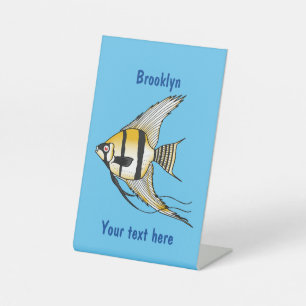 Striped angelfish cartoon illustratie reclamebord met voetstuk