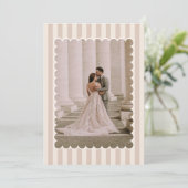 Striped Background and Scalloped Wedding Photo Bedankkaart (Staand voorkant)