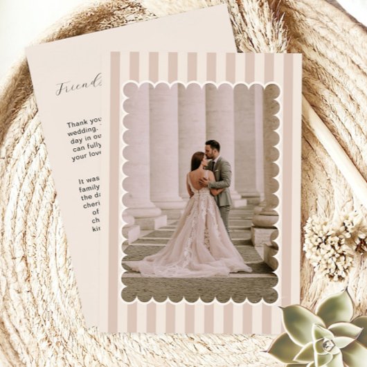 Striped Background and Scalloped Wedding Photo Bedankkaart