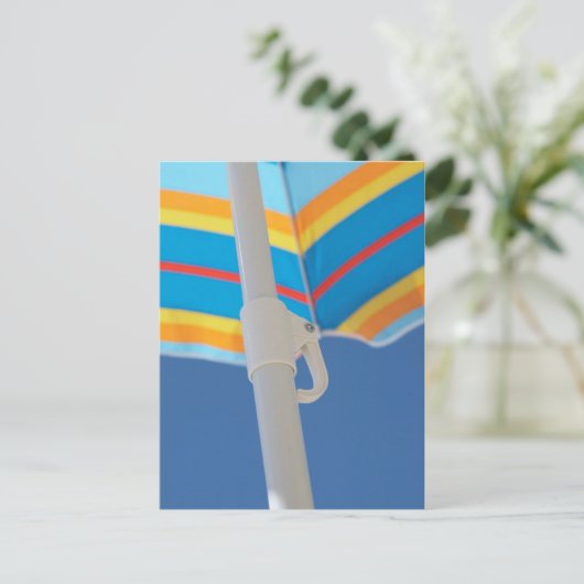 Striped Beach Umbrella Briefkaart (Staand voorkant)