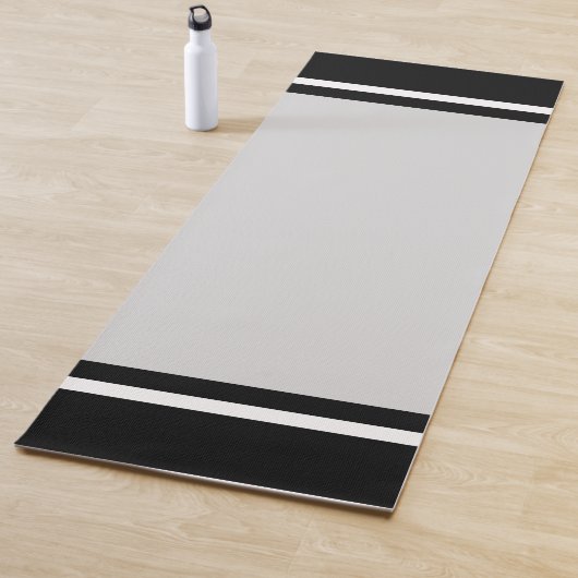 Striped Black & White op Light Silver Grey Yogamat (In situ)