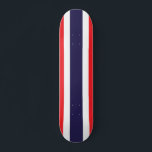 Striped Red, White, en Blauw Persoonlijk Skateboard<br><div class="desc">Een leuke coole plank voor de skateboardfan van de familie! Voorziet rood,  wit,  en blauw bandpatroon van eigenschappen. Volledig aanpasbaar om namen,  afbeeldingen,  en meer toe te voegen indien gewenst. Geniet!</div>