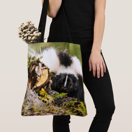 Striped Skunk Fern Log Tote Bag (Dichtbij)