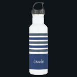Stripes Pattern aangepaste monogram waterflessen Waterfles<br><div class="desc">Verander het tekstgebied in wat u wilt. U kunt de doopvont en zijn grootte en kleur ook veranderen door de functie "aan te passen"te gebruiken,  evenals meer tekstgebieden toe te voegen als u wenst. Bekijk mijn winkel voor meer objecten met en kleurenkeuzen van dit ontwerp.</div>