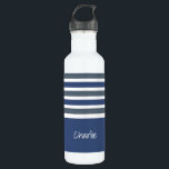 Stripes Pattern aangepaste monogram waterflessen Waterfles<br><div class="desc">Verander het tekstgebied in wat u wilt. U kunt de doopvont en zijn grootte en kleur ook veranderen door de functie "aan te passen"te gebruiken, evenals meer tekstgebieden toe te voegen als u wenst. Bekijk mijn winkel voor meer objecten met en kleurenkeuzen van dit ontwerp.</div>