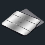Stripes voor zwart en glanzend roestvrij staal laptop sleeve<br><div class="desc">Elegant modern geometrisch roestvrij staal met zwarte strepen accent. Facultatief monogram.</div>