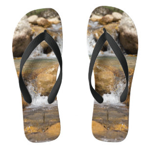 Stromende beek in de lente teenslippers