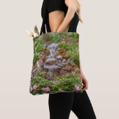 stromende waterval met bronbloemen tote bag (Dichtbij)