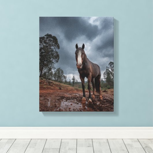 Strong Horse Under Stormy Sky Art Canvas Afdruk (Insitu (Houten vloer))