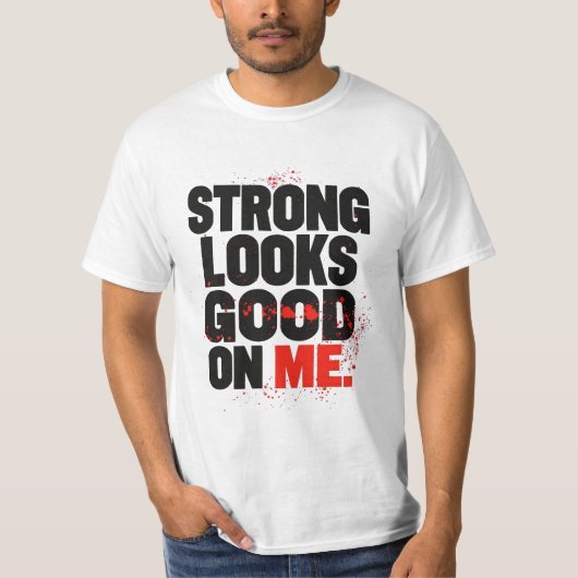 Strong Looks Good on Me – Gym Motivation Typograph T-shirt (Voorkant)
