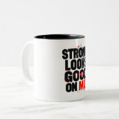 Strong Looks Good on Me – Gym Motivation Typograph Tweekleurige Koffiemok (Voorkant links)