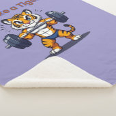 **Strong Tiger – Cute Tiger Lifting Weights Illust Sherpa Deken (3/4)