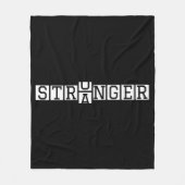STRONGER NOT STRANGER – Motivatie letter art Fleece Deken (Voorkant)