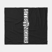 STRONGER NOT STRANGER – Motivatie letter art Fleece Deken (Voorkant (Horizontaal))