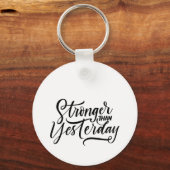 stronger then yesterday sleutelhanger (Voorkant)