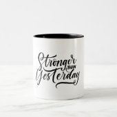 stronger then yesterday tweekleurige koffiemok (Center)