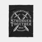 Strongers Together Iron Sharpens Iron Proverbs 27_ Fleece Deken (Voorkant)