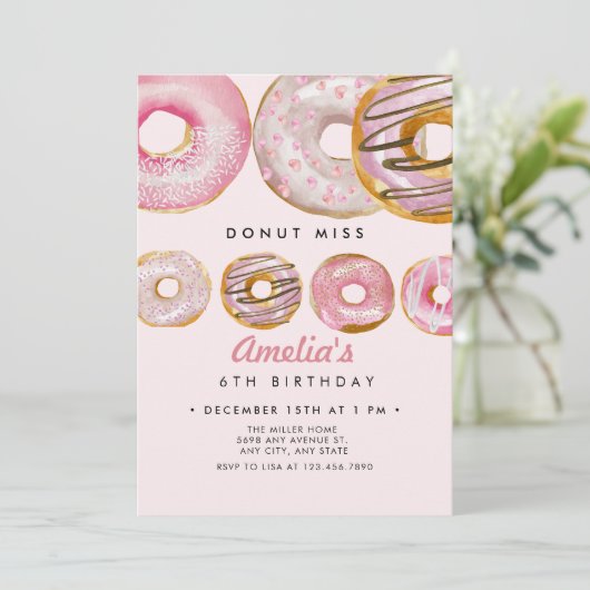 Strooi Donut | Zoete roze meisjes verjaardag Kaart (Staand voorkant)