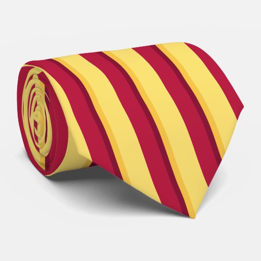 Stropdas in kardinaal- en goudvorm, verticaal gest (Opgerold)