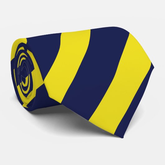 Stropdas met diagonaal-stremming voor de marine en (Opgerold)