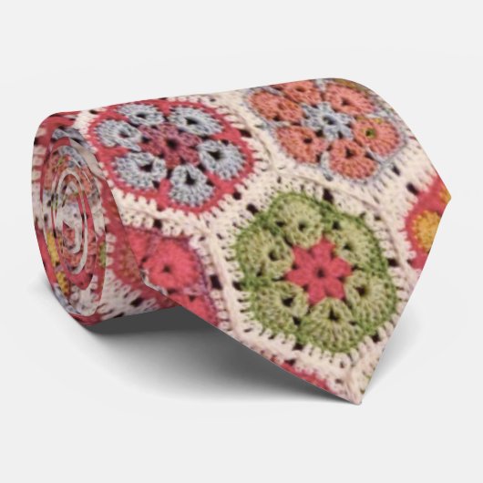 Stropdas met haakbloemen (Opgerold)