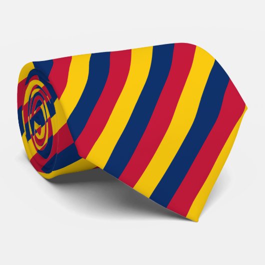 Stropdas met rode, gele en blauwe streep (Opgerold)