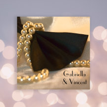 Stropdas met zwarte borst en witte parels