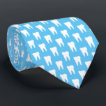 Stropdas tandheelkunde of tandheelkundige hygiënis<br><div class="desc">Stropdas van de tandheelkunde met blauw en witte tanden. Cute gift idee voor tandarts of tandheelkundige hygiëneur. Aangepaste achtergrondkleur. Ideaal voor eigenaar van tandheelkundige klinieken,  baas,  werknemer,  medewerker,  collega,  personeel,  personeel,  groom,  enz. Het ontwerp van het tandpatroon van de wijsheid.</div>