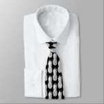 Stropdas van het patroon van zwarte en witte anana<br><div class="desc">Stropdas van het patroon van zwarte en witte tropische anananasappelen. Cool Birthday,  bruiloft of Vaderdag cadeauidee voor mannen. Grappig kledingstuk accessoires met een zuinig zomerpictogram. Fun cadeau voor vader,  vader,  man,  opa,  leraar,  bruin,  bachelor,  zoon,  groomsmen,  beste man,  enz.  zwarte achtergrondkleur. Afdrukken van illustraties met vinatge.</div>