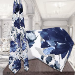 Stropdas van marinepoppy en Peony Garden Wedding<br><div class="desc">Een klassieke blauw-witte bruiloft met een luxe waterverf beschilderd weefsel van marineblauwe papavers en pony's in een zilveren en stoffige blauwe tuin. Deze marineblauwe en witte florale stropdas is geschikt voor elke gelegenheid.</div>