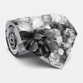 Stropdas van zwarte en witte draperende volken (Opgerold)