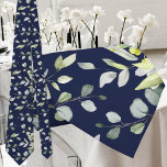 Stropdas voor diepzeemacht Eucalyptus Greenery Wed<br><div class="desc">Een stropdas voor een diepblauw huwelijk met waterverf die eucalyptusgrienery heeft geschilderd,  steekt tegen een diepblauwe achtergrond. Maakt de perfecte stropdas van de bruidpartij.</div>