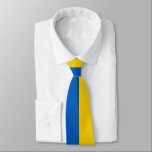 Stropdassen van de Oekraïense vlag<br><div class="desc">Moderne en minimale stropdas met vlag van Oekraïne met gele en blauwe strepen. Deze Oekraïense stropdassen zijn volledig aanpasbaar: creëer uw eigen unieke cadeautje gemakkelijk om het even welke kleur te kiezen, tekst, foto's, clipart en grafische ontwerpelementen toe te voegen. Open de Zazzle-ontwerpredacteur en ontdek prachtige patriottische reisfoto's en vlaggen...</div>